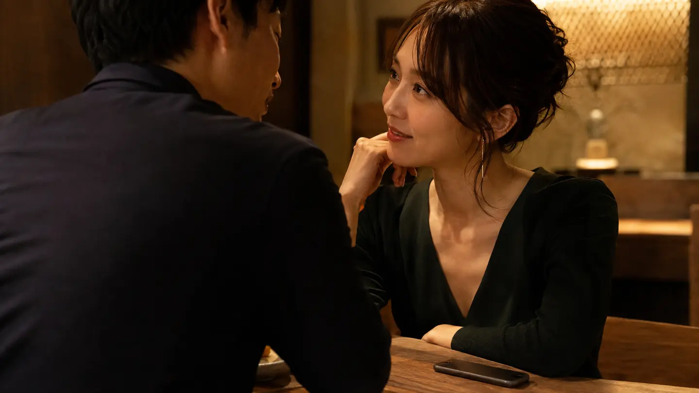 既婚者向けアプリで出会い、夜のレストランで向き合う30代の男女